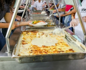 Movimentação durante refeições no Restaurante Universitário (RU). 28/11/2025. Foto: Beto Monteiro/Ascom UnB